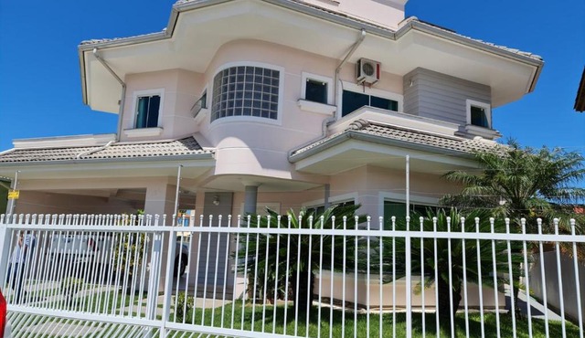 Casa Rosa com 7 quartos - Edícula completa a 150 metros da Praia