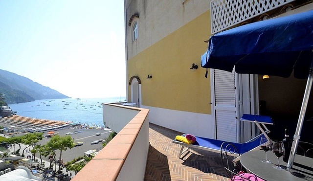 Casa Samuela: A charming ancient house overlooking the sea and the main beach of Positano, with Free WI-FI.