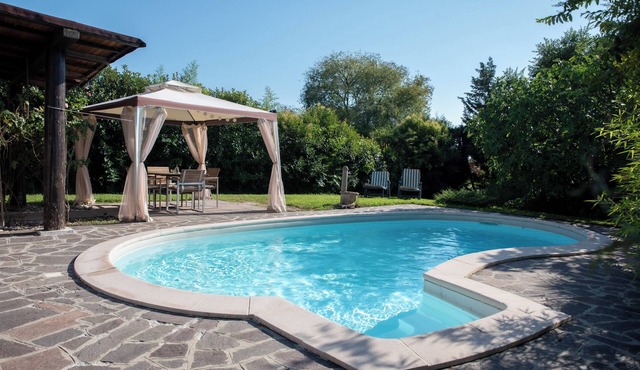 Casa Schatz is a spacious cottage with a large furnished garden and swimming pool.