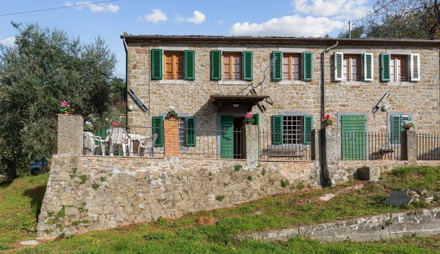 Casa Serena, dog-friendly Tuscan farmhouse with private garden andfurnished patio & enclosed yard.