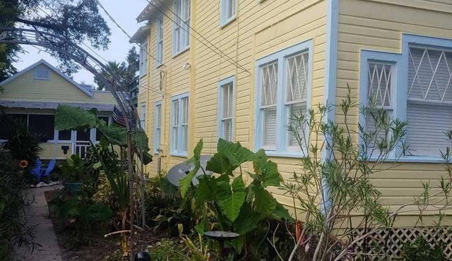 Casa Tranquila, Walk Everywhere Sleeps 2, Comfy, Stylish, Parking, Uptown Area