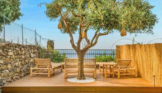 Casa Tre Uliva – The Elegance of Silence, the Luxury of the GenuineIn the most authentic heart of Corniglia, Casa Tre Uliva comes to life in 2025: a high-end guesthouse that redefines the concept of hospitality in the Cinque Terre. Four charming rooms,