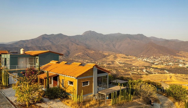 Casa Utopia (Casa Divina + Horizonte): Divine house in nature close to the city
