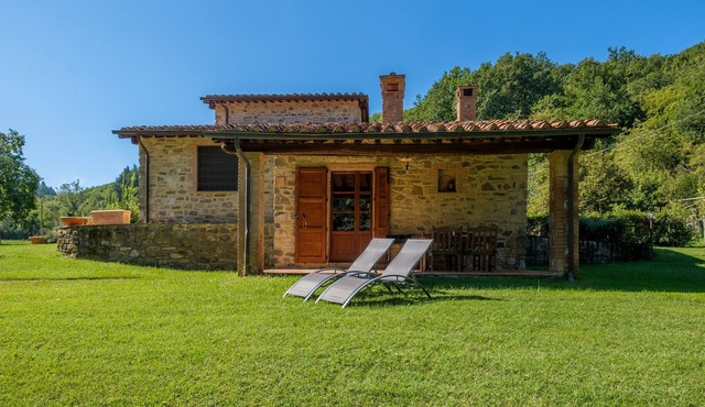 Casal'Terra Villa with Private Garden & Wi-Fi