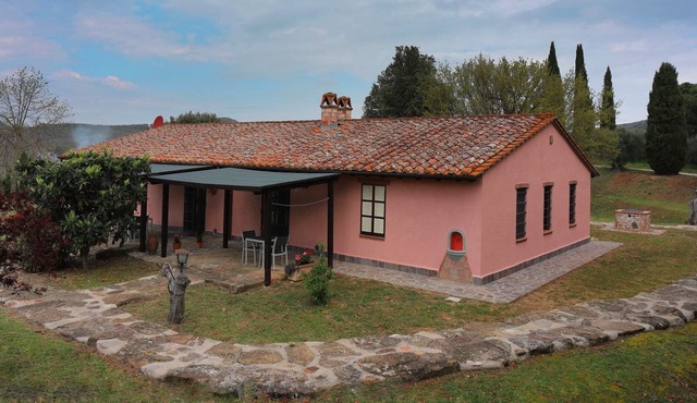 Casale Sole e Luna is set in a panoramic position in the beautiful green hills of Umbria, a few kilo