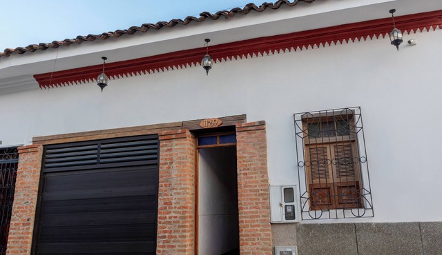 Casas Encanto Buga 1 Block from La Basilica TV, AC and private bathroom