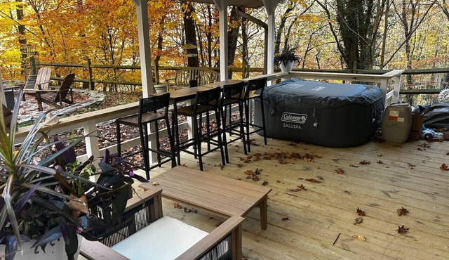 Cascade Cabin- 3BD/2BAhome, sperate game room with sleeping area, hot tub