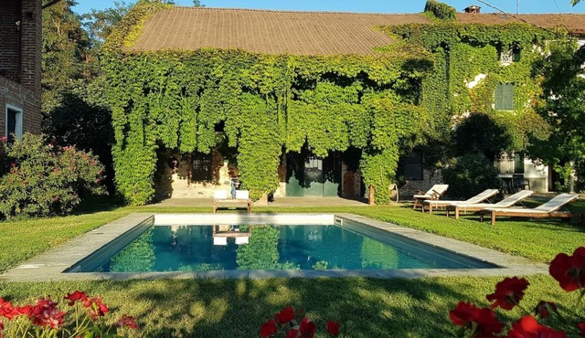 Cascina Coccione farmhouse among the vineyards of Monferrato with swimming pool and large private park