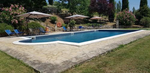 Case in campagna con piscina a Todi