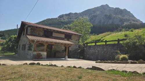 Caserio Solaguren Parque Natural Urkiola