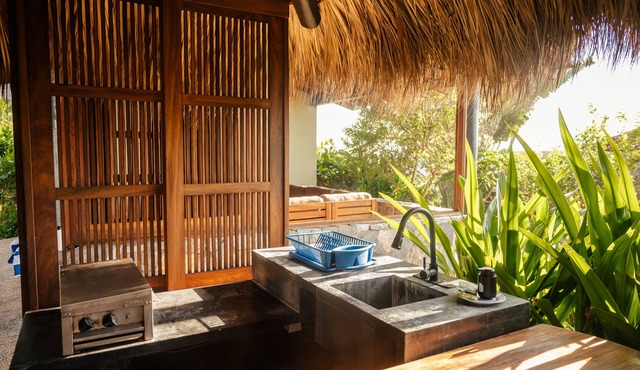 Casita Tabachines. Cozy studio with palapa, dipping pool, walk to the break