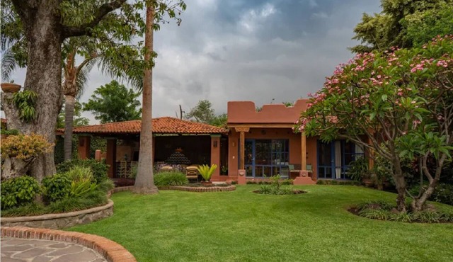 Casita on 1/2 acre of flora beauty. Two arms, , wifi, access to kitchen and TV