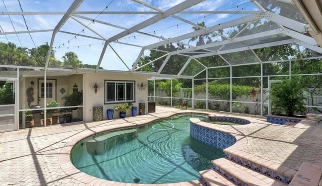 Casita steps from beautiful Tampa bay, relaxing pool, kayaks, beach gear