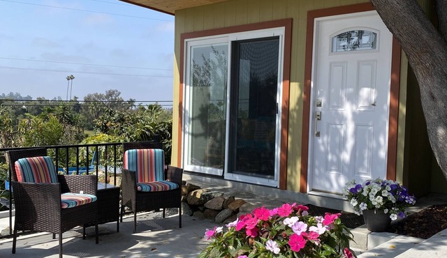 Casita w/Mountain Views, kitchenette, bathroom,queen bed, 20 min to the beach