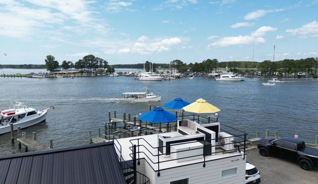 Cass-Away Luxury Houseboat