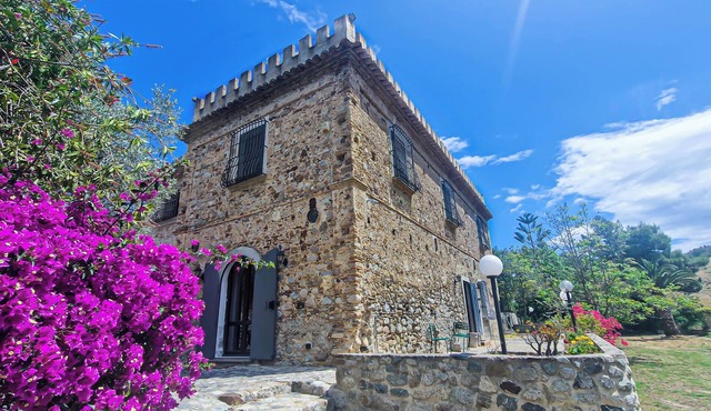 Castello degli Ulivi: ancient luxury farmhouse near Roccella Jonica beach