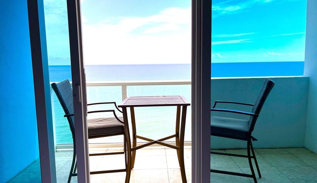 Castle 1527 Studio Balcony with Oceanfront, Pools, Free Parking and Direct Beach Access