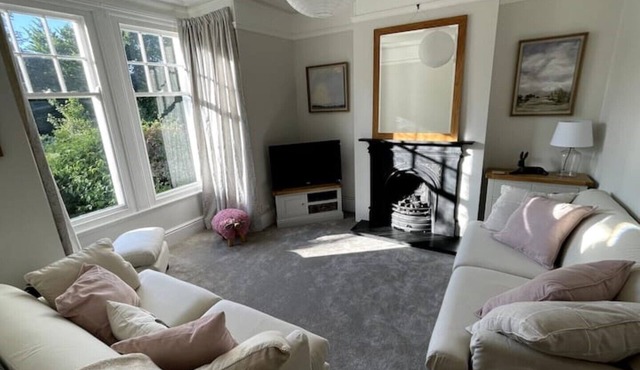 Castle Cottage in Conwy - 2 minute walk into Conwy yet has delightful garden