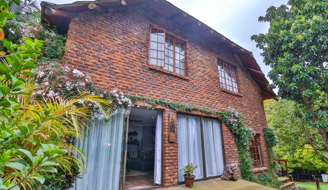 CASTLE COTTAGE Self catering fully equipped homely 120sqm double story king bed cottage in a lush green neighborhood