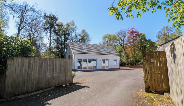 CASTLE HOUSE LODGE, family friendly, with a garden in Drymen