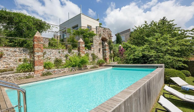 Castle with pool and sea views for 6 People