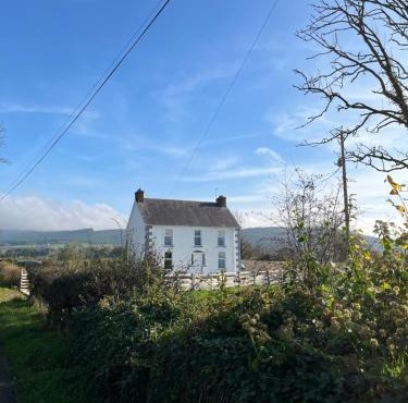 Castleroddy House - spacious farmhouse - king beds - extensive parking