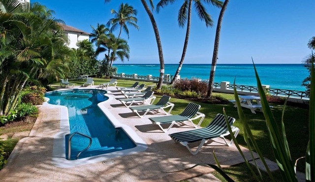 Casual Beachfront 1-Bed with Pool