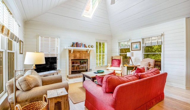 Casual cottage w/screened porch & shared pool - walk to the beach