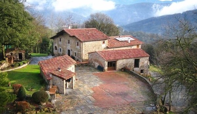 Catalan farmhouse from the 11th century, within the Natural Park. 10-1