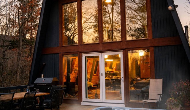 Catskills Ski Chalet@ Hunter Mountain -1 mile to Lift - Hot Tub -Fire Pit -Pets