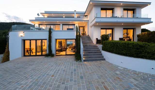 Cavalaire sur mer, magnificent villa with panoramic sea view, near town center