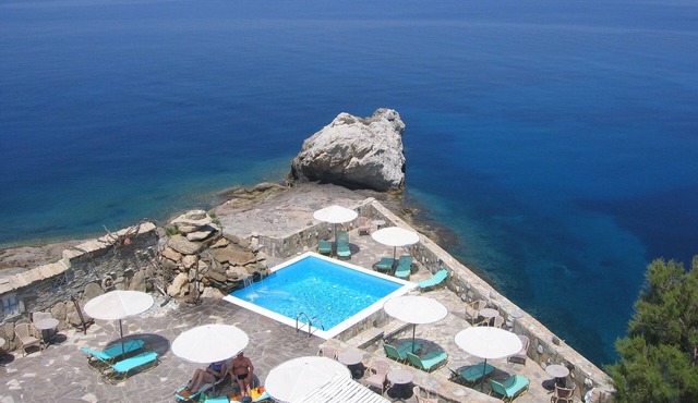 Cavos Bay Hotel and Studios