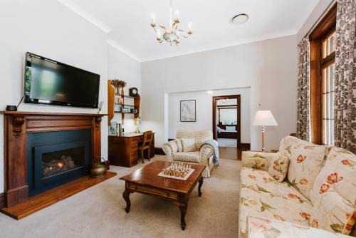 Cawarra on the Park - Historic Mudgee Grandeur