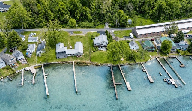 Cayuga Waterfront | Al Fresco Dining | 14 Guests