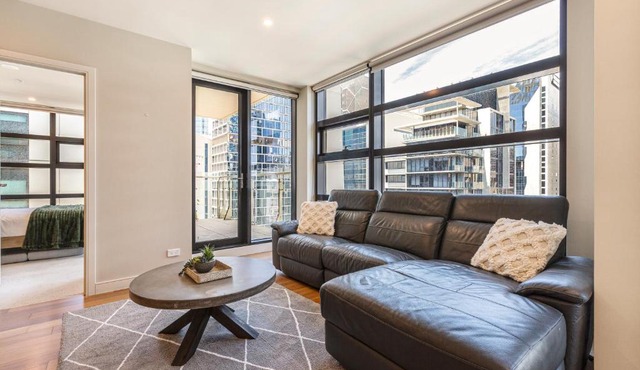 CBD 3Brm Apt with Pool, Gym and CBD Skyline Views