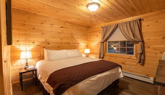 Cedar #2- Cozy 1 BR Suite