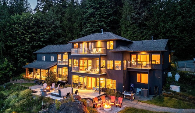 Cedar Coast Oceanfront, Vancouver Island, enjoy the wild ocean sounds, hottub.