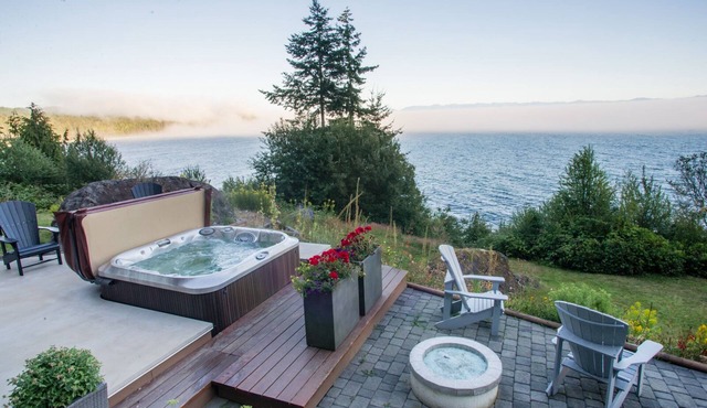 Cedar Coast Oceanfront, Vancouver Island, private hottub, ocean deck. 2 bedroom