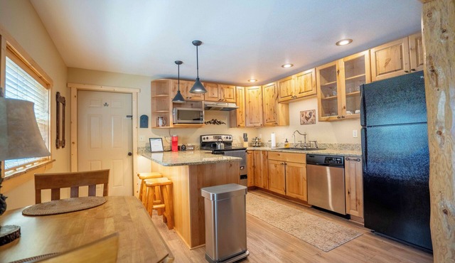 Cedar Haven Cottage - Pet Friendly! Private BBQ, Deck & Yard