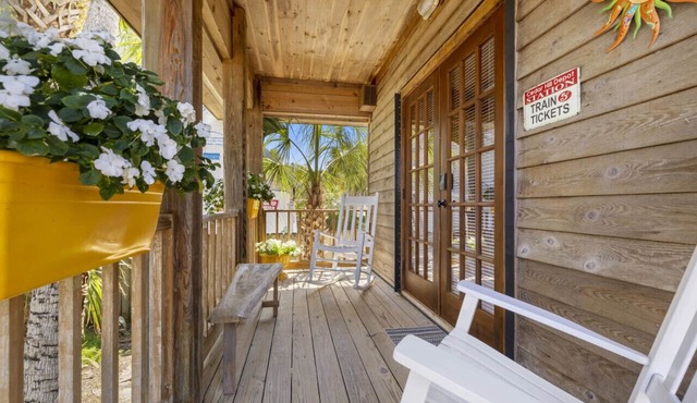 Cedar Hill Depot: Historic charmer 3 blocks from the Gulf