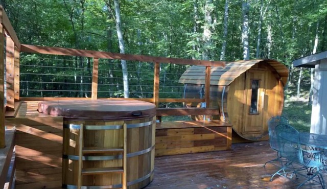 Cedar Hot Tub & Cedar Barrel Sauna A Truly unique cabin at Innsbrook Resort !