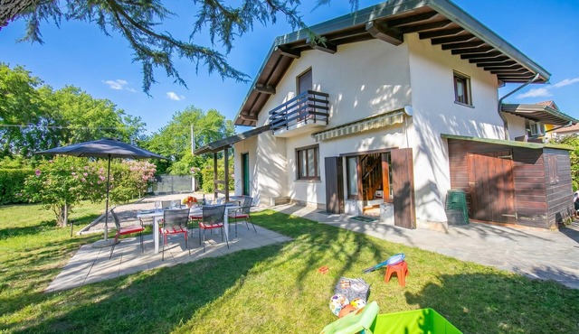 Cedar House Villa Few Minutes From Lake, Angera, Italy