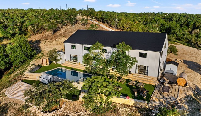 CEDAR TRUNK RANCH w Pool Sauna Pickleball & MORE