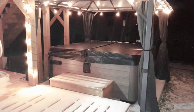❤ Cedar-View Studio with Hot Tub ❤