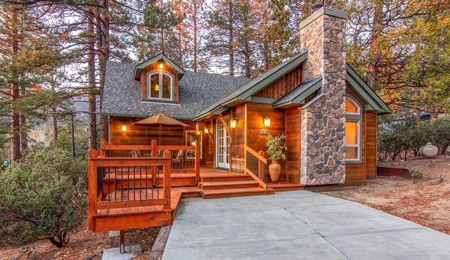 CedarMoon: modern retreat - near town + trails