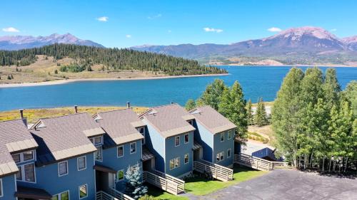 Centennial Townhome - Mountain/Lake Views Pool Access