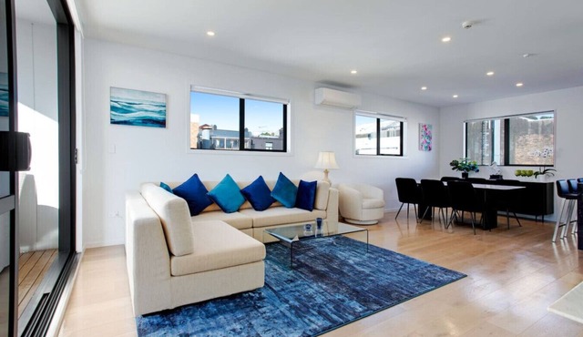Central Modern Duplex Home near Cornwall Park