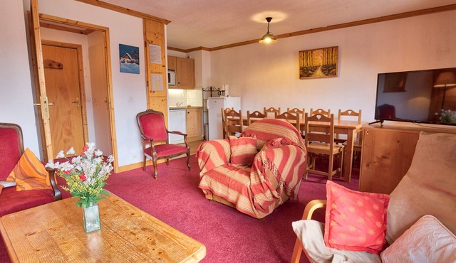 Central comfy apartment for 10, pets allowed, parking