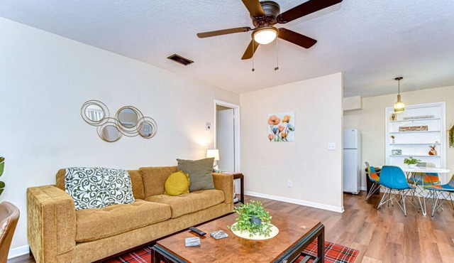 Central 1/1 w heated pool, pets OK. W/D on site