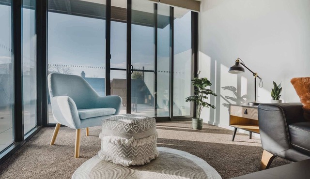 Central 1-Bed with Balcony, Rooftop BBQ & Parking